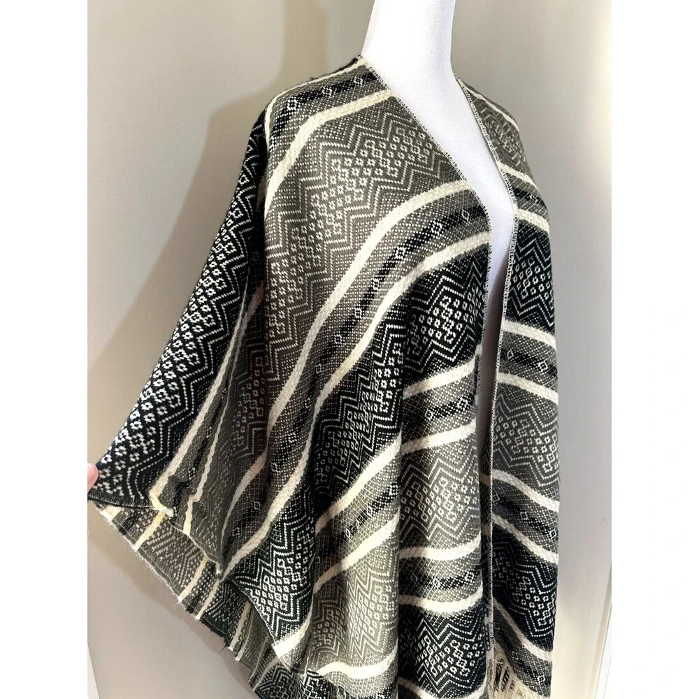 Torrid Ruana Wrap Geometric Print Azrec Western Fringe Cape Sz O/S